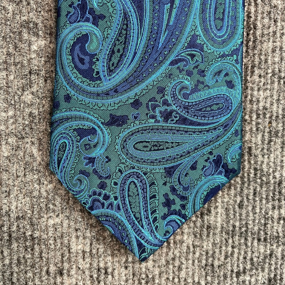 Geoffrey Beene Mens Silk Necktie Blue Teal Paisley Stain Resistant 3.5 Inch